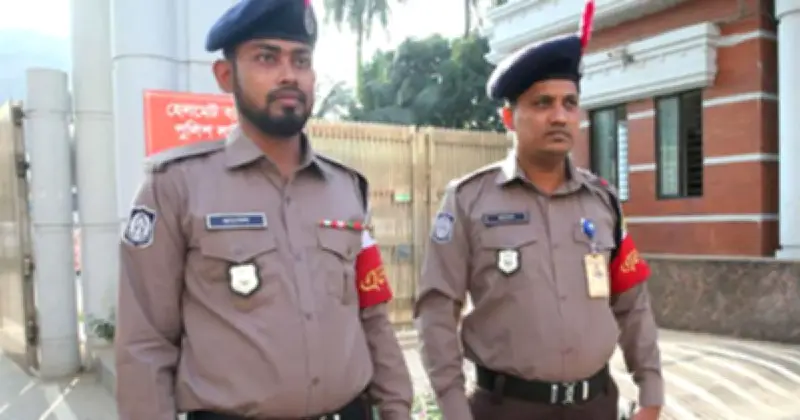 পুলিশের ইউনিফর্ম বিতর্ক: ৯৬% সদস্য পুরোনো পোশাকের পক্ষে, মানসিক পরিবর্তনে জোর সরকারের