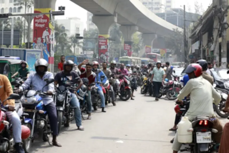 জ্বালানি সংকটে রাজধানীর ফিলিং স্টেশনগুলোয় তেল নিতে দীর্ঘ লাইন, বিপিসি সরবরাহ সীমিত করেছে