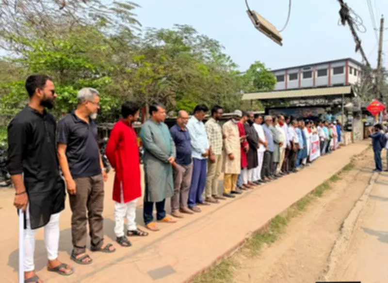 কিশোরগঞ্জে পাগলা মসজিদের নিলাম সংক্রান্ত সংবাদ সংগ্রহে সাংবাদিকদের ওপর হামলা, মানববন্ধনে প্রতিবাদ
