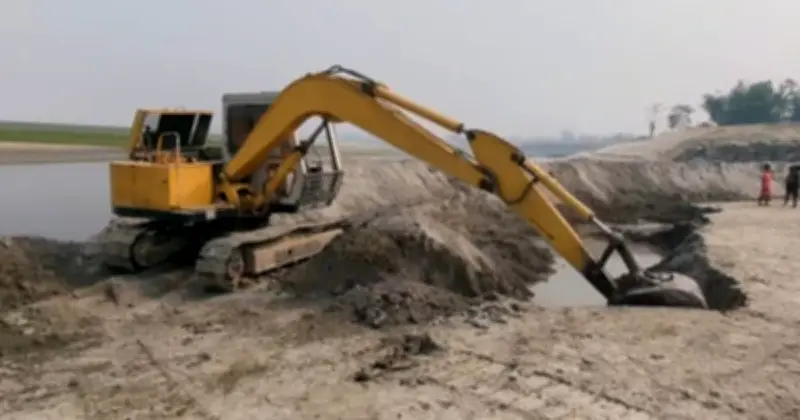 জামালপুরের মাদারগঞ্জে চাঁদাবাজির ভয় কাটিয়ে যমুনা নদীর বাঁধ নির্মাণ কাজ পুনরায় শুরু