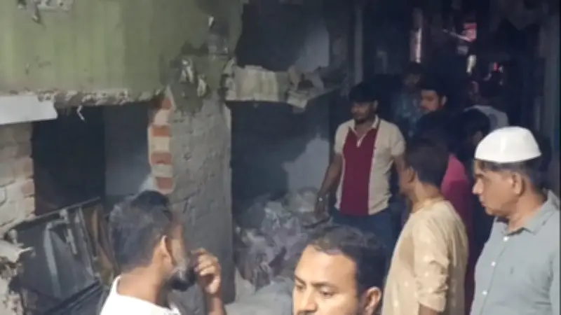 নারায়ণগঞ্জে গ্যাস লিকেজে বিস্ফোরণ: তিনতলা ভবন ক্ষতিগ্রস্ত, তিনজন আহত