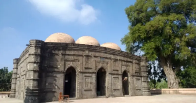 কুসুম্বা মসজিদ: বাংলাদেশের টাকার নোটে স্থান পাওয়া কালো বেলেপাথরের স্থাপত্য বিস্ময়