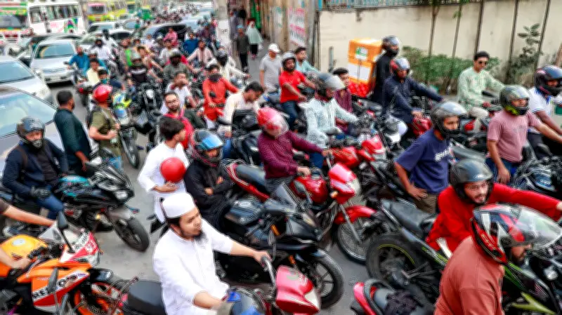 ইরান-ইসরায়েল সংঘাতে জ্বালানি সংকট: ঢাকাসহ দেশজুড়ে ফিলিং স্টেশনে তেল সংগ্রহের ভিড়