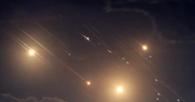 ইরানের তৃতীয় দফার মিসাইল হামলা: ইসরায়েলে সাইরেন ও নিরাপদ আশ্রয়ের নির্দেশ