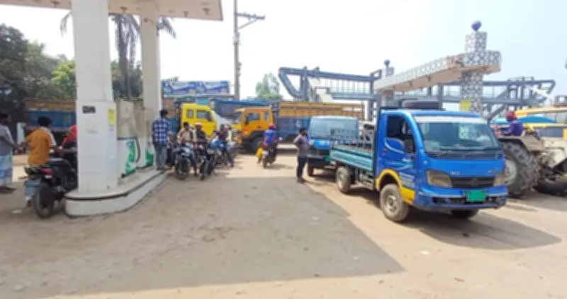 মুন্সীগঞ্জে জ্বালানি সংকট, দেশজুড়ে পেট্রোল পাম্পে দীর্ঘ লাইন