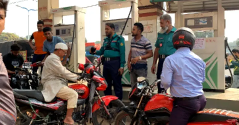 রাজশাহীতে জ্বালানি তেলের সংকটে ফিলিং স্টেশনে দীর্ঘ লাইন ও পুলিশি হস্তক্ষেপ