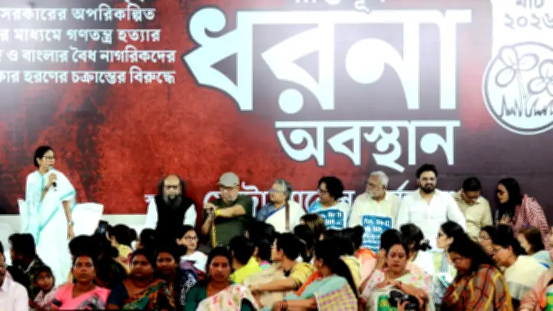 মমতা বন্দ্যোপাধ্যায়ের অবস্থান ধর্মঘট: এসআইআর ভোটার তালিকা নিয়ে তীব্র প্রতিবাদ
