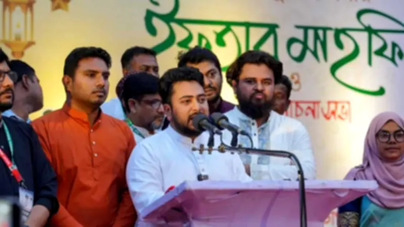 রাজনৈতিক বিতর্ক ও অর্থনৈতিক সংকটে দেশ: নাহিদ-সাকি থেকে ট্রাম্পের ইঙ্গিত