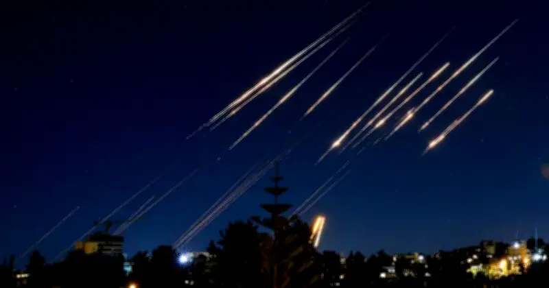 ইসরাইলে আবারও ক্ষেপণাস্ত্র হামলা চালিয়েছে ইরান, উত্তেজনা বৃদ্ধি