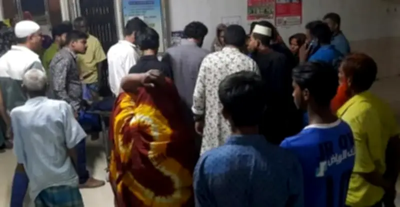 ঝিনাইদহে তেল নিতে গিয়ে মারধরে তরুণ নিহত, হাসপাতালে ভিড়