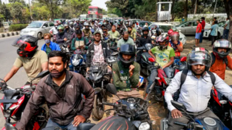 জ্বালানি সংকটে রাজধানীতে মোটরসাইকেলচালকদের দীর্ঘ অপেক্ষা ও বিশৃঙ্খলা