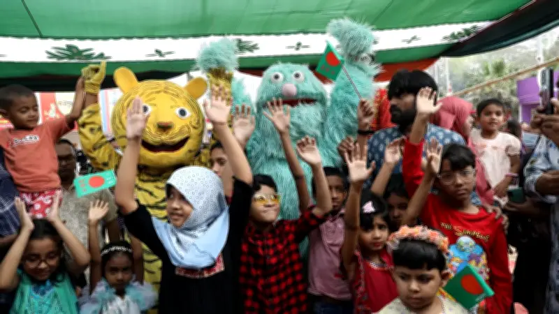 বইমেলায় শিশুপ্রহরে পাপেট শো ও বায়োস্কোপে মেতে উঠেছে শিশুরা