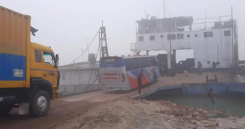 ঘন কুয়াশায় দুই ঘণ্টা বন্ধ থাকার পর দৌলতদিয়া-পাটুরিয়া ফেরি চলাচল পুনরায় শুরু