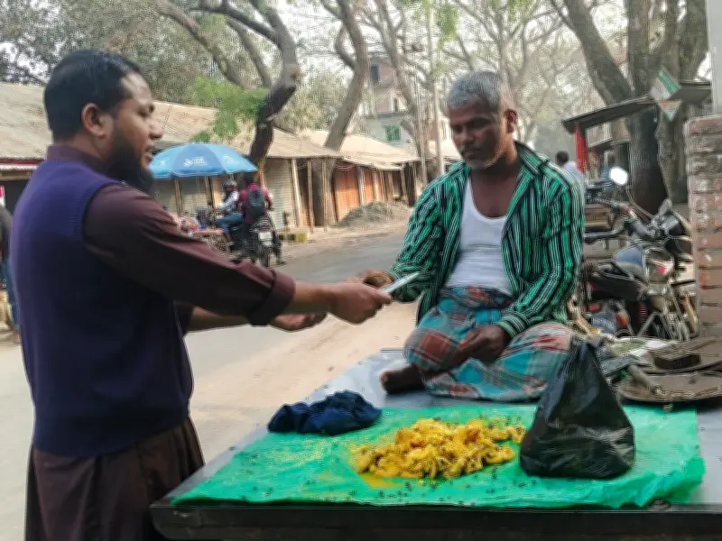 সড়ক দুর্ঘটনায় পা হারিয়েও ভিক্ষা নয়, ভুঁড়ি বিক্রি করে সংসার চালান ফজলার রহমান