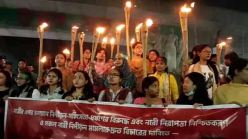 নারী অধিকার ও ন্যায্যতার লড়াই: ঢাকা বিশ্ববিদ্যালয়ে শিক্ষার্থীদের প্রতিবাদ