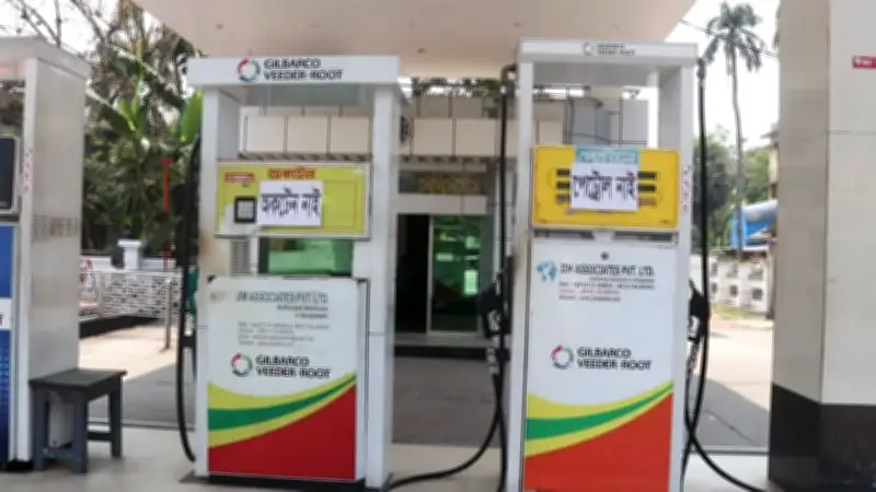 জ্বালানি তেলের নতুন পদ্ধতি: পাম্পে পোস্টার ও চালকদের ভোগান্তি, কার্ড লেনদেনে উল্লেখযোগ্য বৃদ্ধি