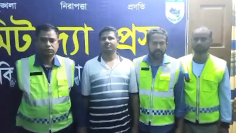 পুলিশ সুপারের মাইক্রোবাস চালককে মারধর ও সড়ক অবরোধের অভিযোগে বাসচালক গ্রেপ্তার