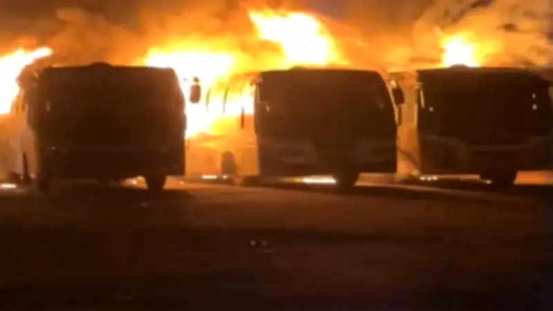 ঝিনাইদহে বাসে আগুন ও ফিলিং স্টেশন ভাঙচুর, পুলিশের নতুন পোশাক নিয়ে অসন্তোষ