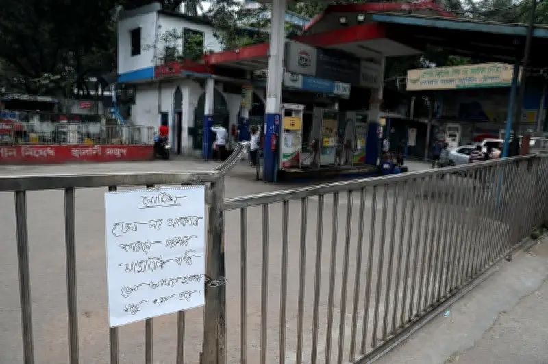 রাজধানীর পাম্পে তেল সংকট: মোটরসাইকেল ও প্রাইভেট গাড়ির চালকদের দীর্ঘ অপেক্ষা