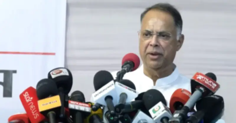 জ্বালানি মন্ত্রী টুকুর ঘোষণা: দুটি জাহাজ নোঙরে মজুত বাড়বে, রেশনিং অব্যাহত থাকবে