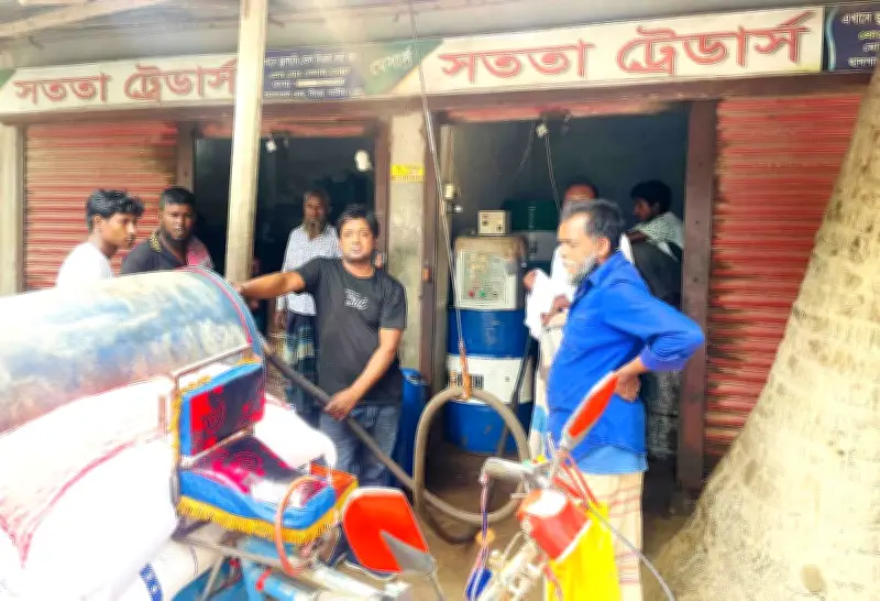 নাটোরে মাটির নিচে লুকানো ১০ হাজার লিটার তেল বিক্রি শুরু, ব্যবসায়ীর আত্মপক্ষ সমর্থন