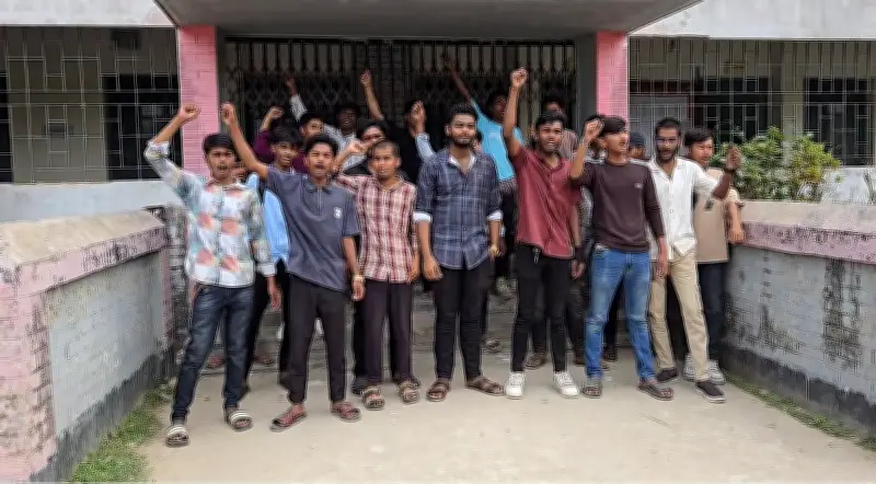 নাটোরে কলেজে পরীক্ষার ফরমে অতিরিক্ত টাকা নেওয়ার অভিযোগে শিক্ষার্থীদের বিক্ষোভ