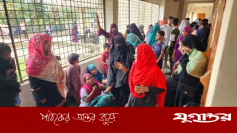 শরীয়তপুরে ভ্যান উলটে দুই মাসের শিশুর মৃত্যু, মা-নানির কান্নায় ভেঙে পড়া