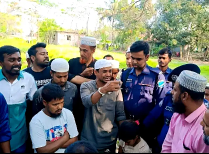 প্যারোলে মুক্তি পেয়েও বাবার জানাজা মিস, হাতকড়া পরা যুবলীগ কর্মীর করুণ দৃশ্য