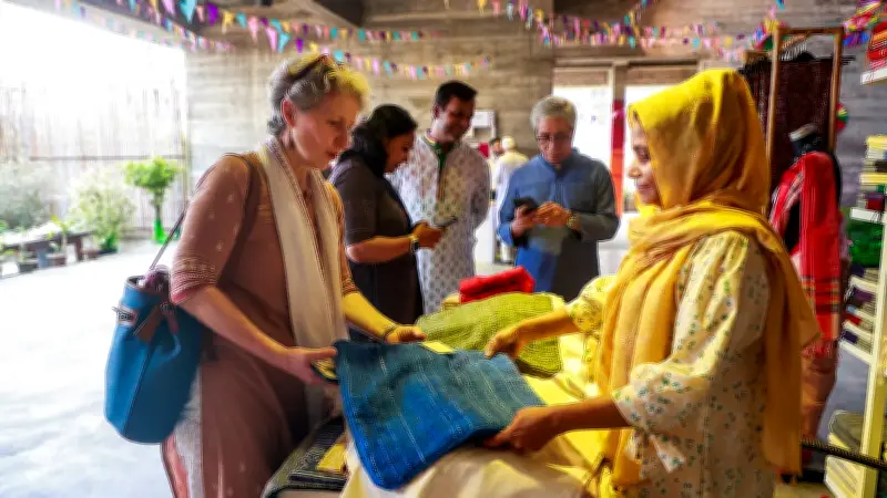 তাঁতশিল্প প্রদর্শনীতে দর্শনার্থীদের মুগ্ধতা: জামদানি থেকে মসলিনের ঐতিহ্য