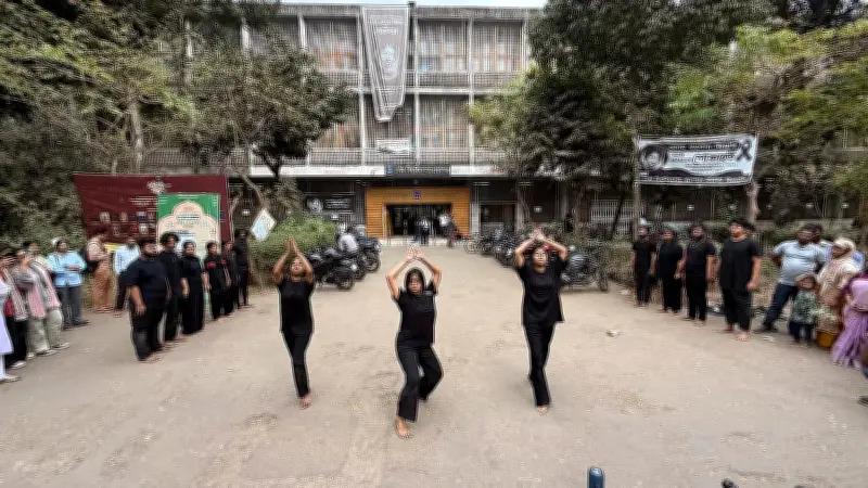 ঢাবিতে নারী দিবসে পথনাটক: 'শিকল ভাঙার গান' এর মাধ্যমে নারী নিরাপত্তার বার্তা