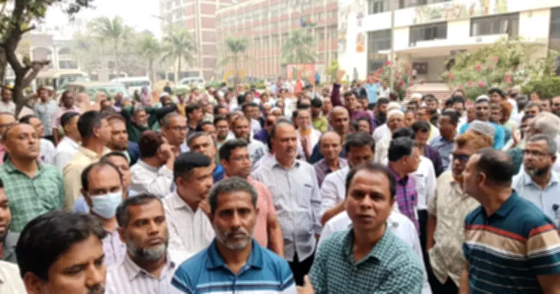 জাতীয় বিশ্ববিদ্যালয়ের কর্মকর্তা-কর্মচারীদের চার দফা দাবিতে গাজীপুরে অবস্থান কর্মসূচি