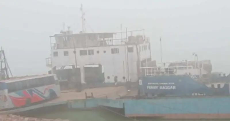ঘন কুয়াশায় রাজবাড়ী ও মানিকগঞ্জের নৌপথে ফেরি চলাচল তিন ঘণ্টা বন্ধ