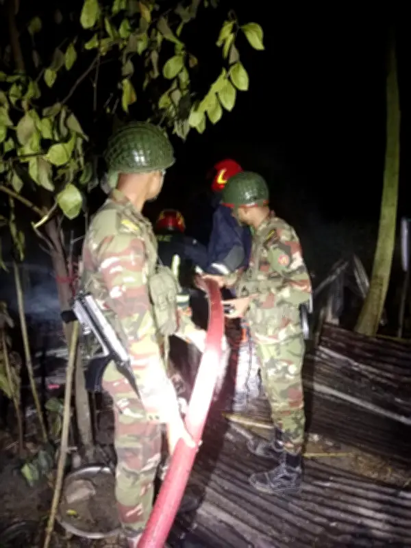 মাদারীপুরে গৃহবধূর মৃত্যুতে শ্বশুরবাড়িতে ভাঙচুর ও অগ্নিসংযোগ, সেনাবাহিনী নিয়ন্ত্রণে