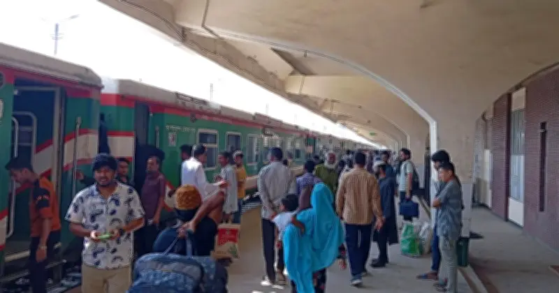 ঈদ যাত্রার শেষ দিনের ট্রেন টিকিট বিক্রি শুরু, পশ্চিমাঞ্চলে ৮২ লাখ হিট