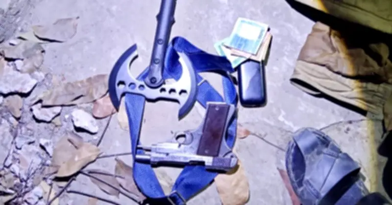 ঈশ্বরদীতে ছিনতাইকারীদের পাল্টা ধাওয়া: পিস্তল-কুড়ালসহ ফেলে পালালো দুষ্কৃতীরা