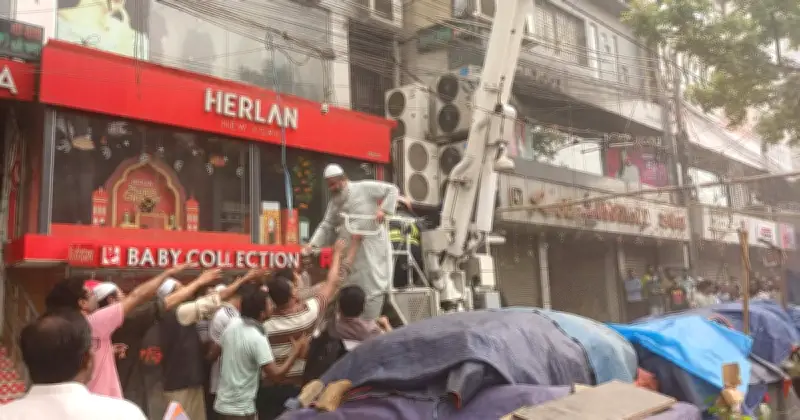 মিরপুর বাণিজ্যিক ভবনে ভয়াবহ অগ্নিকাণ্ড, ফায়ার সার্ভিসের তৎপরতায় ২৪ জন উদ্ধার