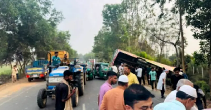 চট্টগ্রামের ফটিকছড়িতে বরযাত্রীবাহী বাস উল্টে মোটরসাইকেলের তিন আরোহী নিহত, আহত ১৭