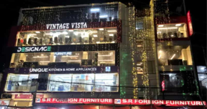 জ্বালানি সাশ্রয়ে অভিযান: রাজধানীর মার্কেটে আলোকসজ্জা কমেছে