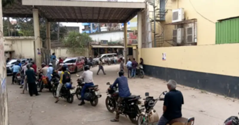 মধ্যপ্রাচ্যের যুদ্ধের প্রভাব: খুলনায় জ্বালানি কেনার উন্মাদনা, দীর্ঘ লাইন