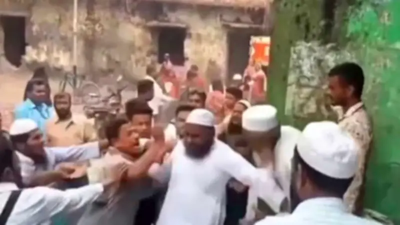 বরিশালে ইউপি চেয়ারম্যানের ওপর হামলা: ভিডিও ভাইরাল, বিএনপি নেতার বিরুদ্ধে অভিযোগ