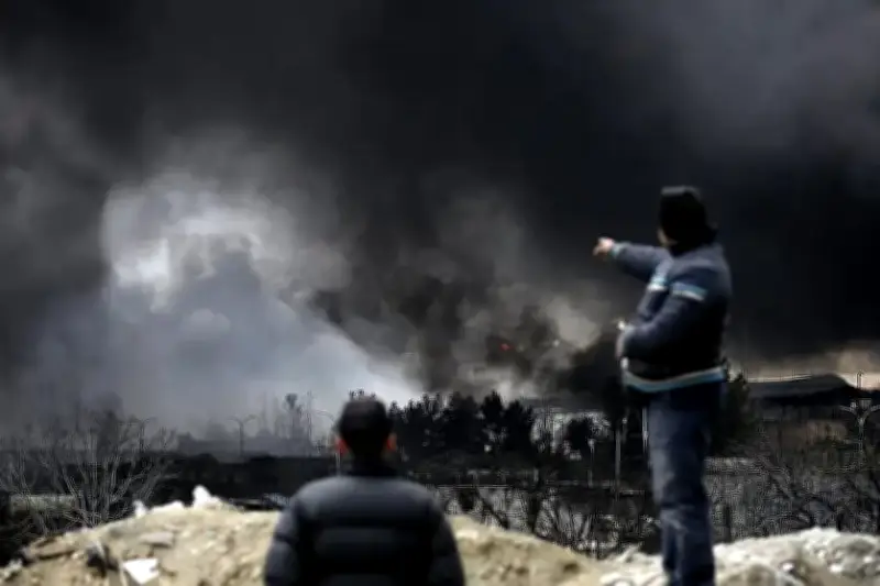 ইরানে মার্কিন-ইসরায়েল হামলায় তেলাগারে আগুন, কালো বৃষ্টিতে আতঙ্ক