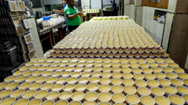 রমজানে ফিরনির চাহিদা মেটাতে ব্যস্ত ক্যাফে আরমানের কর্মীরা