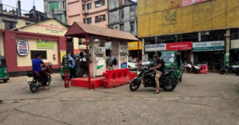 রাঙামাটিতে জ্বালানি তেল সংকট: ফিলিং স্টেশনে বিক্রি বন্ধ, নৌযান ও মোটরসাইকেল চালকরা বিপাকে