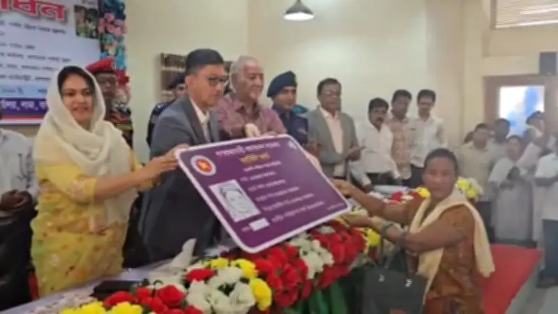 বান্দরবানের সবচেয়ে দরিদ্র গ্রামে ফ্যামিলি কার্ড বিতরণ, ১ হাজার ৯৭ পরিবার পেলেন