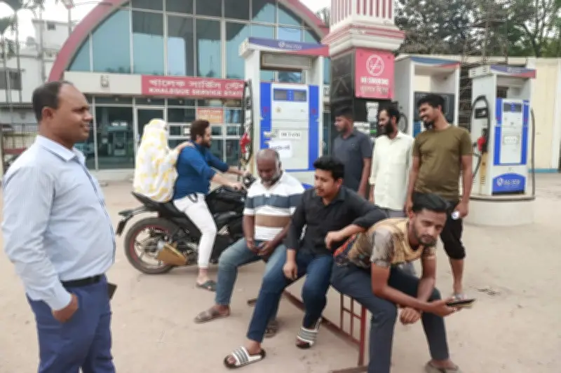 মধ্যপ্রাচ্য সংঘাতে জ্বালানি সংকট: রাজধানীর ফিলিং স্টেশনে তেল না থাকায় কর্মীরা অলস