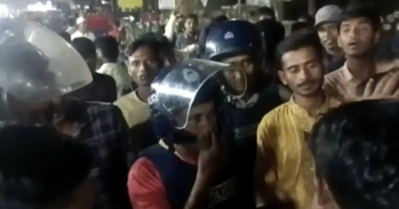 নোয়াখালীতে ধর্ষণ প্রতিবাদে বিক্ষোভে সংঘর্ষ: এনসিপি-বিএনপি নেতাকর্মীদের মধ্যে সংঘর্ষে আহত ৫