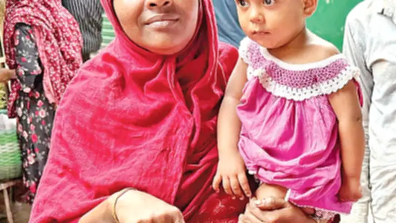 প্রধানমন্ত্রীর হাত থেকে ফ্যামিলি কার্ড পেয়ে খুশি বস্তিবাসী নারীরা