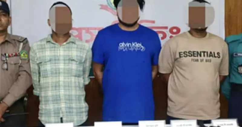 চট্টগ্রামে সন্ত্রাসী গ্রুপের তিন সদস্যকে অস্ত্রসহ গ্রেফতার করেছে পুলিশ