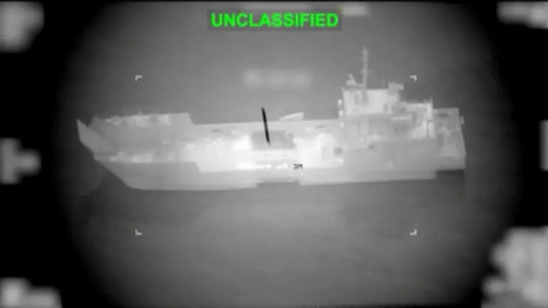 হরমুজ প্রণালি সংকট: ইরানের ১৬ নৌযান ধ্বংসের দাবি, যুদ্ধাবস্থায় বড় সিদ্ধান্ত