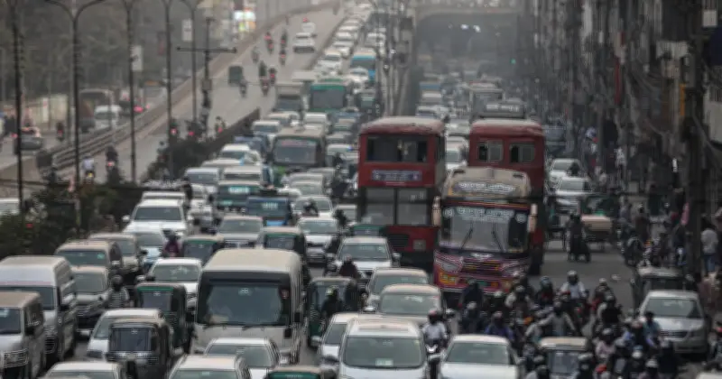 রমজানে ঢাকার বিকেল: যানজটের চাপে নগর জীবন ও অসমতার মুখোমুখি